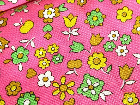 ★ヴィンテージ・輸入生地◇ホットピンクにカラフルな花とリンゴ 3枚目の画像