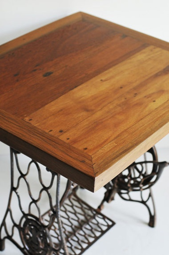 ミシン台のアイアン脚と古材のダイニングテーブル（四角） 2枚目の画像