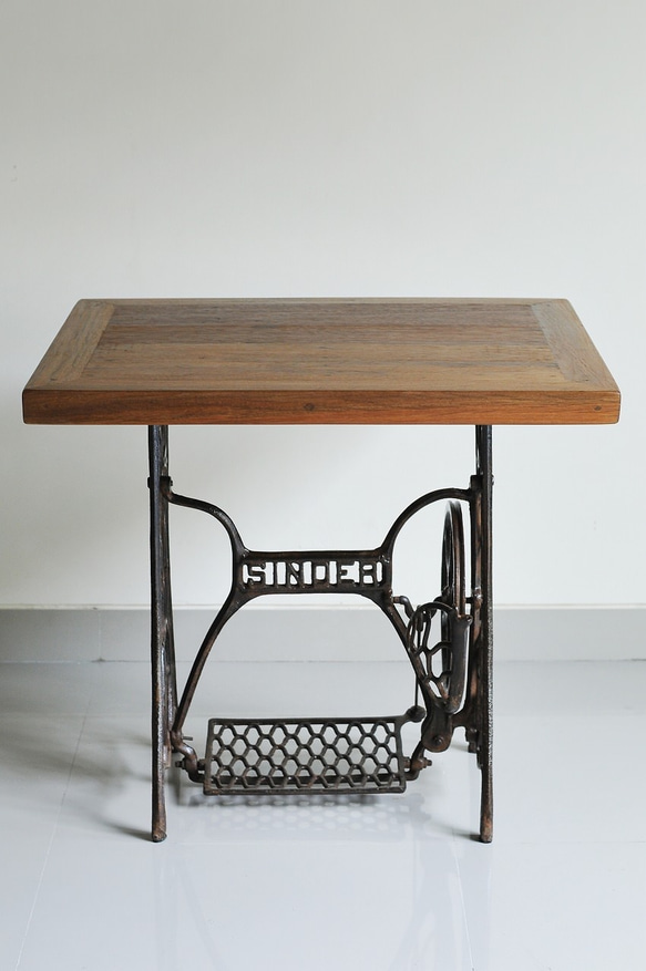 ミシン台のアイアン脚と古材のダイニングテーブル（四角） 3枚目の画像