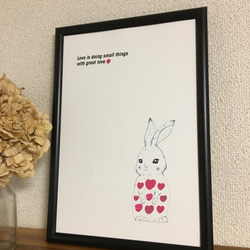 子ウサギとハート アートポスター　A4/B4/A3 1枚目の画像