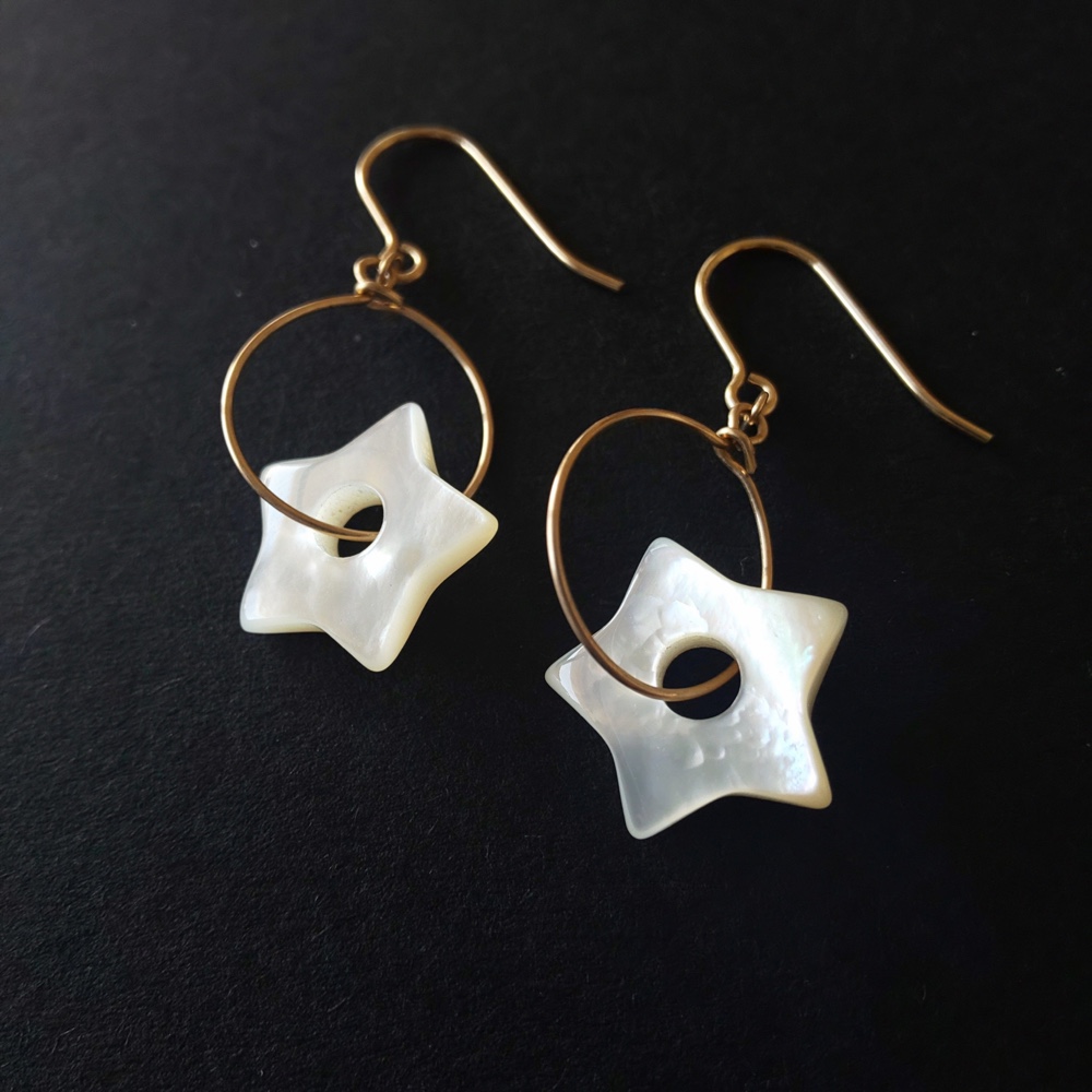 ふっくら星 ✧ スウィングピアス（イヤリング）｜白蝶貝 × 14kgf