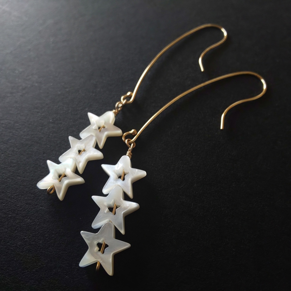 星の窓 ✧ 3つ星のロングフックピアス（イヤリング）｜白蝶貝 × 14kgf