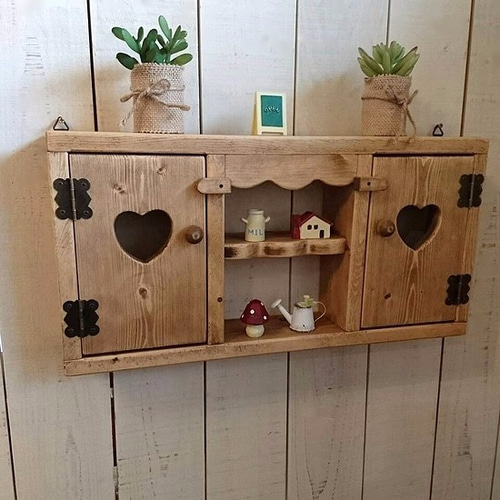 カントリー家具ハートのクリ抜き木製キャビネット