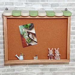 カフェ風の壁掛けコルクボード Sサイズ 本体ブラウン系 屋根パステル