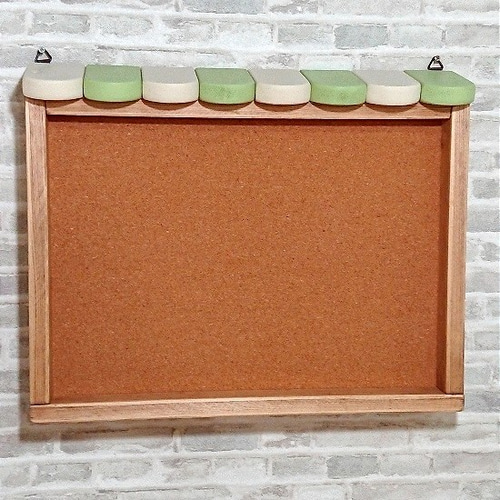 カフェ風の壁掛けコルクボード Sサイズ 本体ブラウン系 屋根パステル