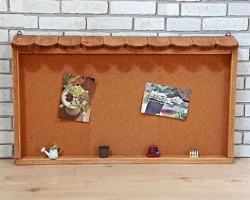 カフェ風の壁掛けコルクボード Lサイズ 本体と屋根ブラウン一色 壁掛け