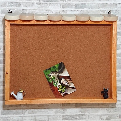 カフェ風の壁掛けコルクボード 幅50cm 本体パイン色 屋根ベージュ