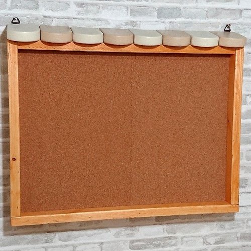 カフェ風の壁掛けコルクボード 幅50cm 本体パイン色 屋根ベージュ