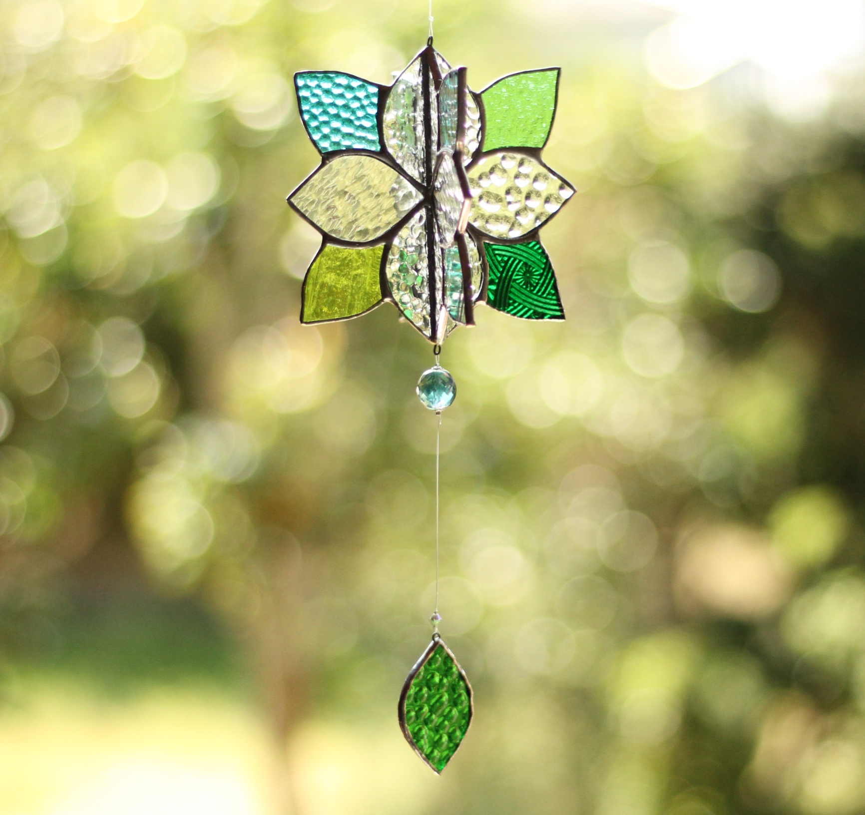 ⭐Creema限定⭐ヤマボウシのサンキャッチャー with チェコビーズ ～ ステンドグラス ～　✳️再販✳️