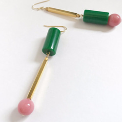 綠色和粉紅色耳環模式 第3張的照片