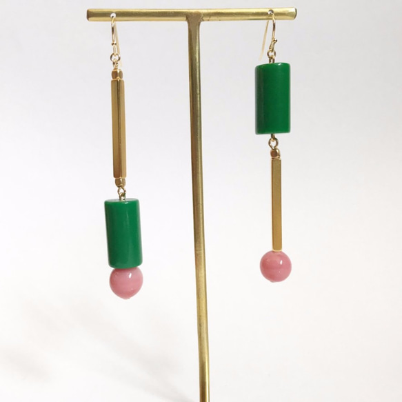 綠色和粉紅色耳環模式 第4張的照片