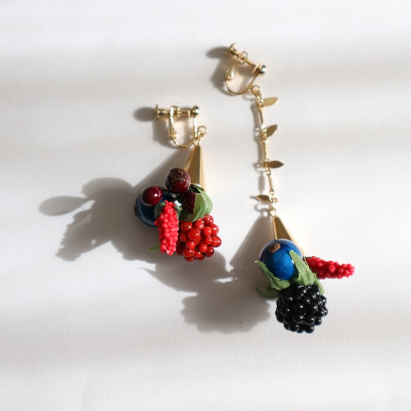 Berry bouquet earring/pierce 1枚目の画像
