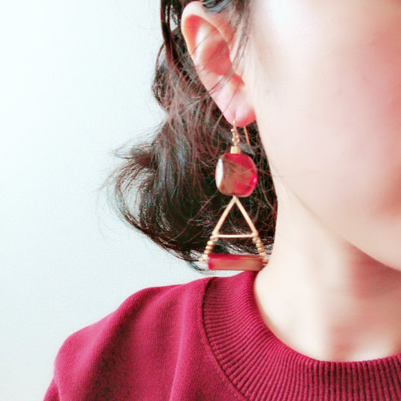 赤い世界に入り込むゴールド　 pierce/earring 6枚目の画像