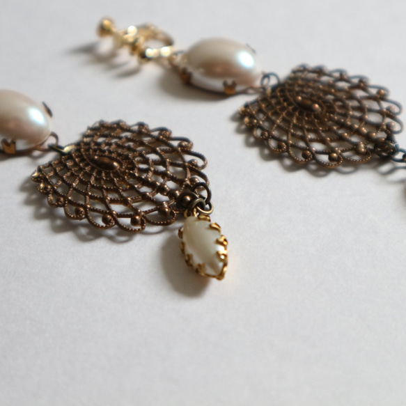 復古珍珠和黃銅耳環（穿孔） 第3張的照片