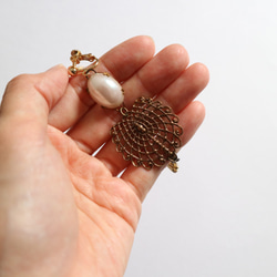 復古珍珠和黃銅耳環（穿孔） 第4張的照片