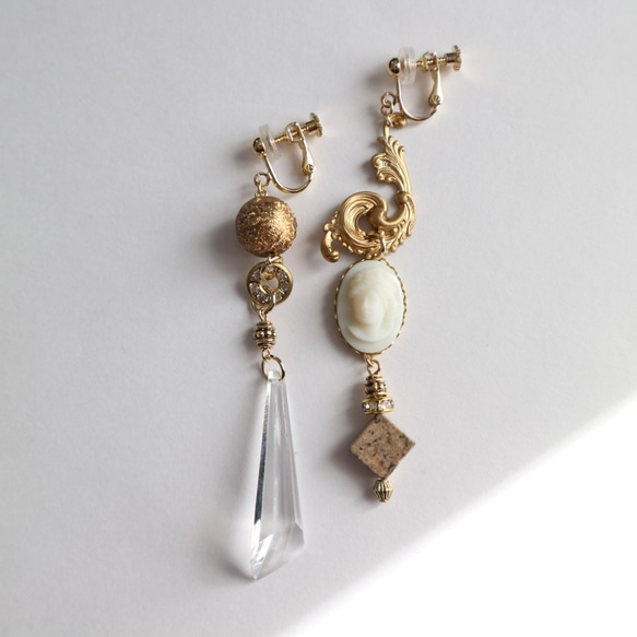 Vintage whitecabochon&stone asymmetry earring(pierce) 1枚目の画像