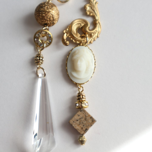 Vintage whitecabochon&stone asymmetry earring(pierce) 2枚目の画像