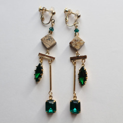 Unbalance emeraldgreen earring 2枚目の画像