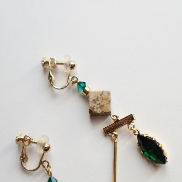 Unbalance emeraldgreen earring 3枚目の画像