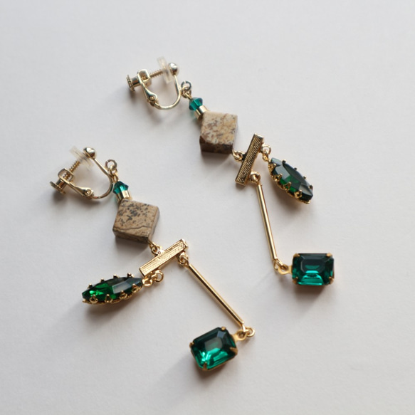 Unbalance emeraldgreen earring 6枚目の画像