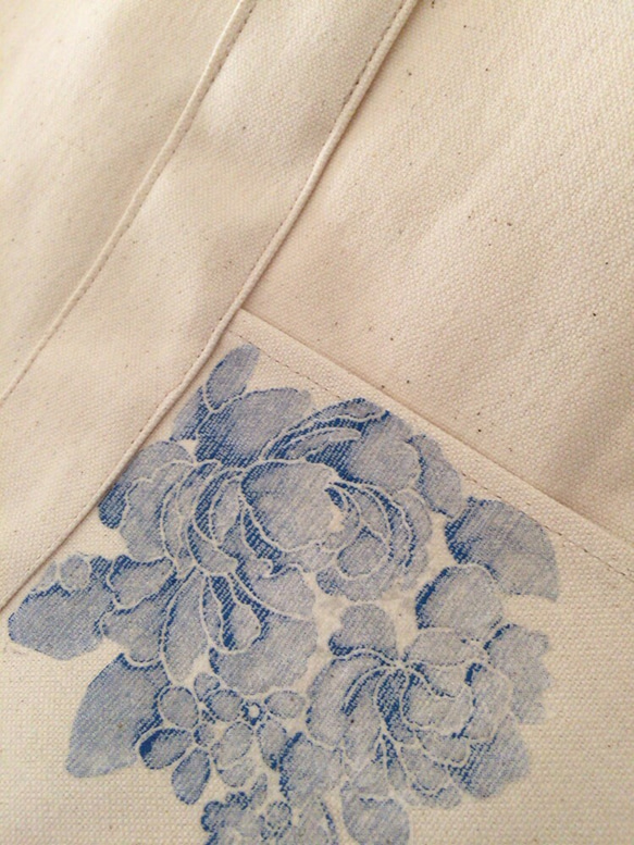 青い花の帆布トートバック 3枚目の画像