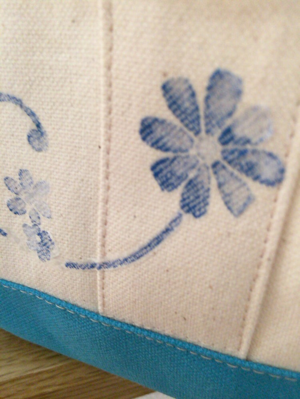 青い花の帆布トートバック 4枚目の画像