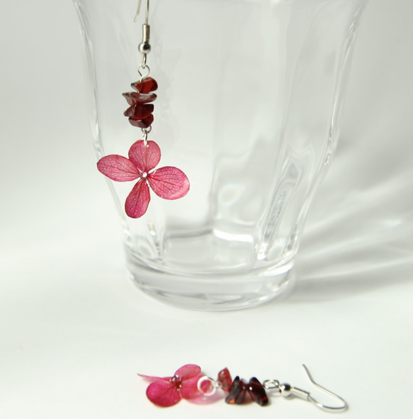 紫陽花と天然石の（紅花色)一輪フックピアス＊樹脂パーツ選択可能です 2枚目の画像