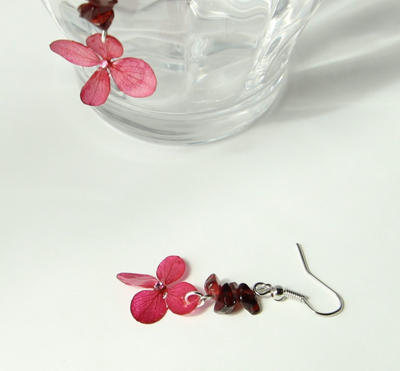 紫陽花と天然石の（紅花色)一輪フックピアス＊樹脂パーツ選択可能です 3枚目の画像