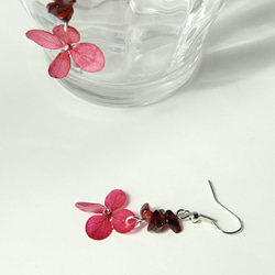 再販【受注生産】紫陽花と天然石の（紅花色)一輪フックピアス＊樹脂パーツ選択可能です 3枚目の画像