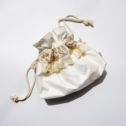 ゴールド×フリンジ揺れるホワイト刺繍レースの『巾着バッグ』 1枚目の画像