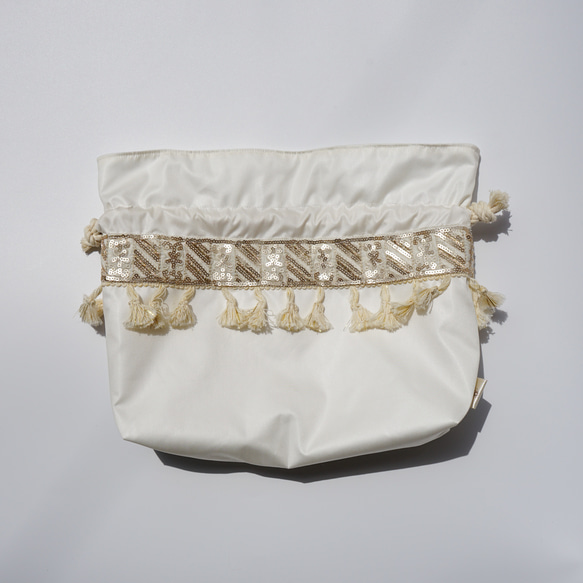 ゴールド×フリンジ揺れるホワイト刺繍レースの『巾着バッグ』 2枚目の画像
