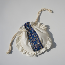 ブルーハート刺繍レースで丸いフリル『巾着バッグ』, 巾着　巾着バッグ　インド刺繍　刺繍　ギフト　プレゼント　ショルダーバ 1枚目の画像