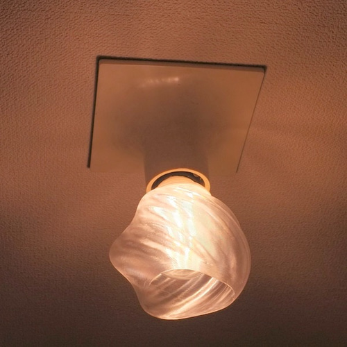 透明な LED電球カバー 捻り模様の傘 直径 11cm 裸電球にかぶせる 透明な LED電球カバー 捻り模様の傘 直径 11cm 裸電球にかぶせる