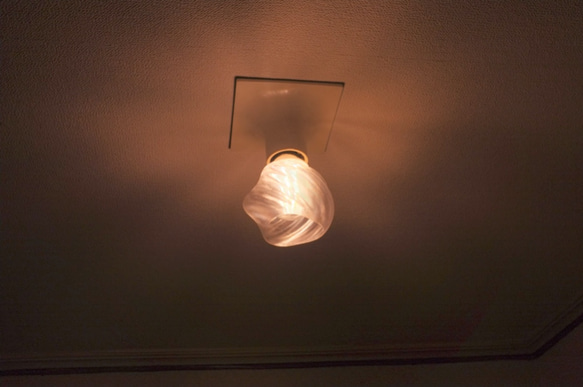 透明な LED電球カバー 捻り模様の傘 直径 11cm 裸電球にかぶせる おしゃれに きらめくランプシェード V031 5枚目の画像