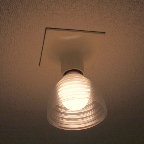 透明な LED電球カバー 捻り模様の傘 直径 12cm 裸電球にかぶせる おしゃれに きらめくランプシェード W001 4枚目の画像