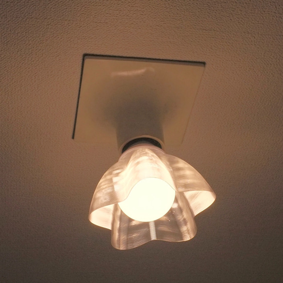 透明な LED電球カバー 捻り模様の傘 直径 12cm 裸電球にかぶせる おしゃれに きらめくランプシェード W005 3枚目の画像