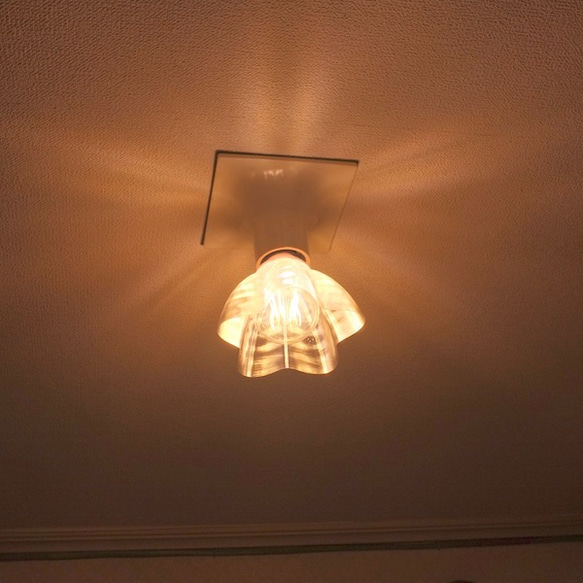 透明な LED電球カバー 捻り模様の傘 直径 12cm 裸電球にかぶせる おしゃれに きらめくランプシェード W005 5枚目の画像