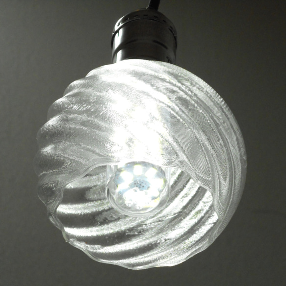 コーン型 LED 電球 と 小型 3D 印刷透明シェード がついたペンダント・ライト #10002 2枚目の画像