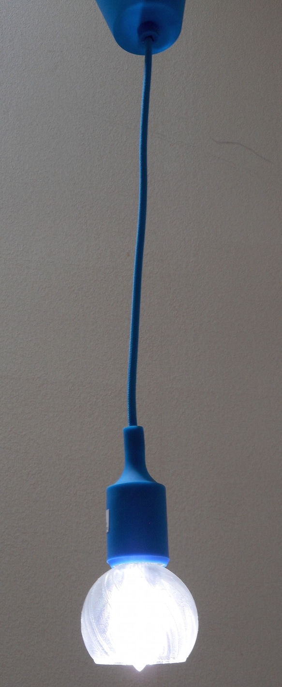 LED シャンデリア電球 と 超小形 3D 印刷透明シェード つきペンダント・ライト #10012 3枚目の画像