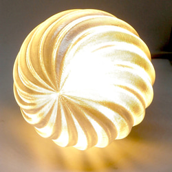 直径 9 cm 波模様つきボールランプ (100 V 6 W 電球色 LED 電球 白熱灯 40 W 相当) 2枚目の画像