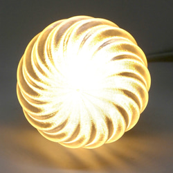 直径 9 cm 波模様つきボールランプ (100 V 6 W 電球色 LED 電球 白熱灯 40 W 相当) 3枚目の画像