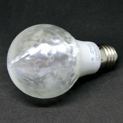 おしゃれに光がのびる 3Dデザイン電球 ランダム波模様つき 白熱灯30-100W相当，直径7〜15cm 100V E26 3枚目の画像