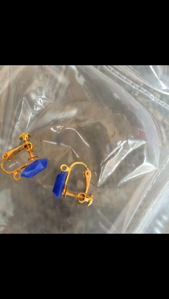 シンプルな青い宝石とイヤリング 2枚目の画像