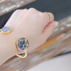 natural stone flower bangle ドゥルーシー(淡いブルー) 2枚目の画像