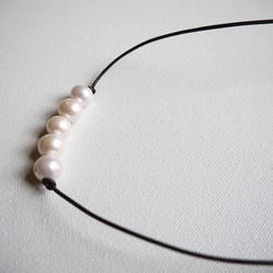 淡水珍珠簡約雙層皮革項鍊 第2張的照片