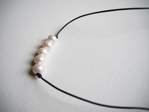淡水珍珠簡約雙層皮革項鍊 第2張的照片