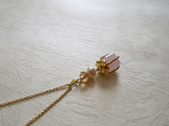 [16kgf]粉紅色禮品與魅力淡水珍珠項鍊閃閃發光 第1張的照片