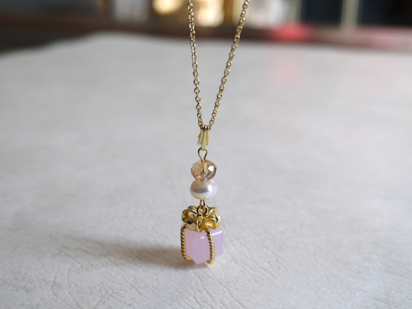 [16kgf]粉紅色禮品與魅力淡水珍珠項鍊閃閃發光 第2張的照片