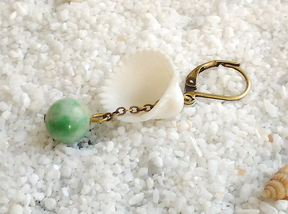 《予約販売》◆天然石◆夏限定　貝殻に真珠代わりの天然石ピアス 1枚目の画像