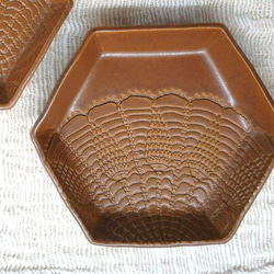 （２）レース柄六角鉢　アンティークブラウン 2枚目の画像